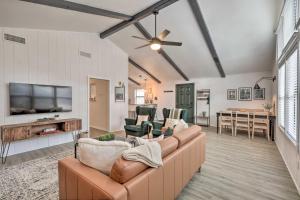 - un salon avec un canapé et une télévision dans l'établissement Continental Country Club Gem with Covered Porch, à Flagstaff