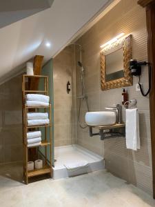 Et badeværelse på Nikolas Haus Premium Historic Center Stay & Free Parking + 52 billeder