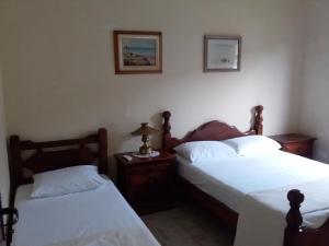 um quarto com duas camas e duas mesas de cabeceira em Seestern Gasthaus em Cananeia