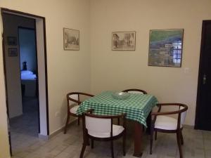 een tafel met stoelen en een groene en witte tafelkleed bij Seestern Gasthaus in Cananéia