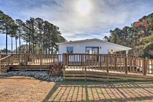 Imagen de la galería de Cozy Cottage with Shared Dock on Dawson Creek, en Oriental