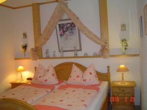 una camera con due letti con cuscini sopra di Ferienwohnung-im-Haus-Christine a Riedlhütte