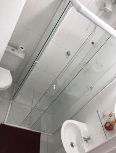 La salle de bains est pourvue d'un lavabo et d'un miroir. dans l'établissement Morada da Lena 1, à Balneário Camboriú