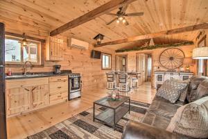 にあるQuiet Farmhouse-Style Cabin with Front Porch!のリビングルーム(ソファ付)、キッチン