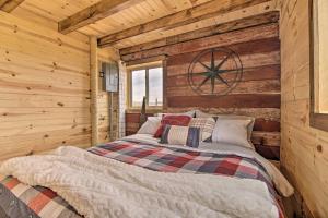 Quiet Farmhouse-Style Cabin with Front Porch! 객실 침대