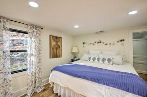 מיטה או מיטות בחדר ב-Nellysford Home about 10 Mi to Wintergreen Resort