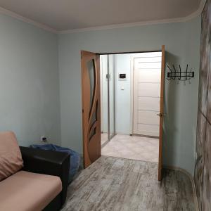 トゥアプセにあるApartment on G.Pietrovoiのリビングルーム(ソファ、ドア付)