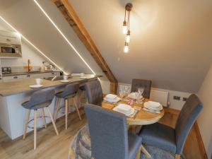 uma cozinha e sala de jantar com mesa e cadeiras em Hallgarth Farm Holiday Lodge em Pershore