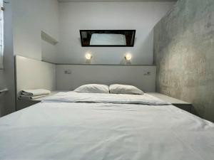 加里寧格勒的住宿－Самый центр Хостел，卧室配有白色床和墙上的镜子