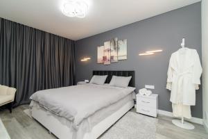 um quarto com uma grande cama branca num quarto em Apartament Buiucani Alba Iulia em Chisinau