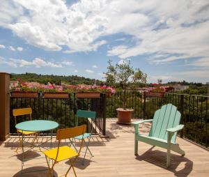 - un ensemble de chaises et de tables sur une terrasse dans l'établissement Priorat Aparthotel, à Falset