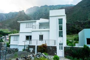 a white house with mountains in the background at Casa Sams in Paul