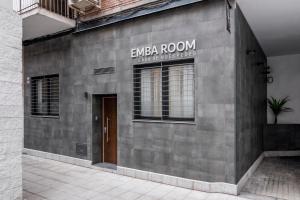 un edificio con un cartello sul lato di EMBA ROOM a Madrid