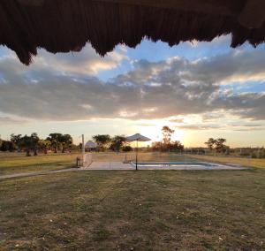 a view of a park with tables and umbrellas at Complejo Turístico Imagine Victoria in Victoria