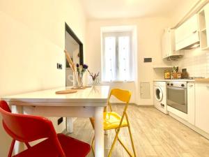 une cuisine avec une table et des chaises dans une pièce dans l'établissement CasaViva-Central Elegant apartment in Camogli, à Camogli 11 autres photos