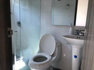 une salle de bains avec toilettes et lavabo dans l'établissement Hotel Zaku Reserva Natural, à Palomino 28 autres photos