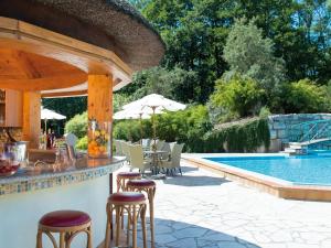普雷羅的住宿－Hotel Bernstein Prerow，一个带椅子的庭院和一个游泳池