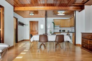 a kitchen with a table and chairs in a room at Casa Honoria amplio, con vistas y parking - Arafita Apartamentos in Escarrilla