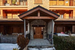 a front entrance to a house with a wooden door at Casa Honoria amplio, con vistas y parking - Arafita Apartamentos in Escarrilla