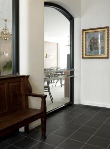 a mirror in a room with a bench and a table at Boutique Hotel Grote Gracht in Maastricht +39 photos