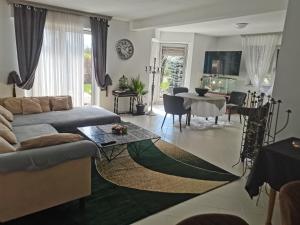 uma sala de estar com um sofá e uma mesa em Villa kerangoues gîte 3 étoiles em Sélestat