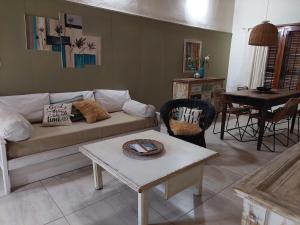 sala de estar con sofá y mesa en Chalet de vacaciones con tu mascota en Necochea