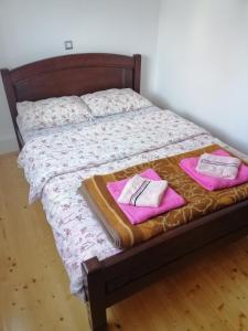 1 cama con 2 toallas y 2 almohadas en Apartment Phillip, en Žabljak