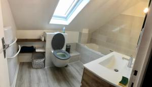 een badkamer met een toilet en een wastafel bij Appartement Cosy avec Balcon au calme proche Gare in Bernay