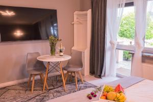 ein Zimmer mit einem Tisch, zwei Stühlen und einem Fenster in der Unterkunft Willa Borowski in Barlinek