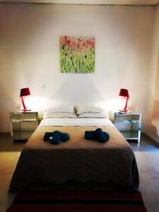 um quarto com uma cama com duas toalhas em Mirador del Alto Jujuy em San Salvador de Jujuy