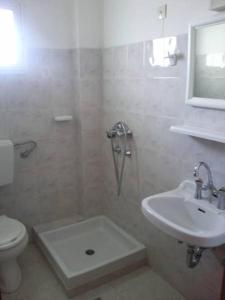 ルトラ・エディプソスにあるFoivosのバスルーム(シャワー、トイレ、シンク付)