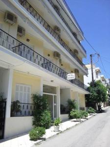 un edificio con balcones al lado de una calle en Foivos, en Loutra Edipsou