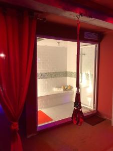 a room with a window and a red curtain at La Mazmorra de Lucifer in Madrid