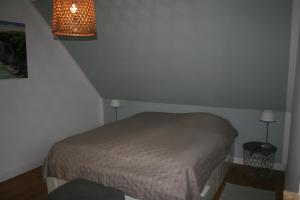 a small bedroom with a bed and a lamp at 3-Zi. Wohnung in Verden/Hönisch- 24_7 self-check-in in Hönisch +12 photos