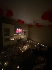 uma sala de estar com luzes de Natal e uma televisão em Lovely Brand New Apartment with 2 Rooms and Balcony em Chisinau