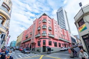 a pink building on the side of a city street at Ayenda Nuevo Escorial in Manizales