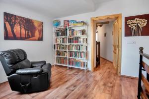 una sala de estar con una estantería llena de libros en CASA PELAIRE - Wifi, barbacoa, pistas 4 min a pie, en Panticosa