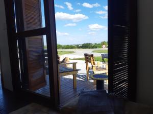 - une vue sur une terrasse couverte avec une table et des chaises dans l'établissement Lugar encantador com bela paisagem, à Bagé
