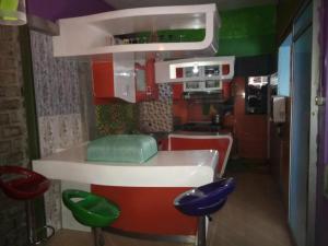 una cucina con tavolo e sedie in una stanza di Pelemkecut Double-Degree Syariah Accommodation a Kejayan