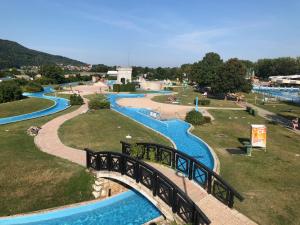 un puente sobre un río en un parque en Spa Cottage Lavender in Terme Čatež, en Čatež ob Savi