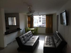 聖瑪爾塔的住宿－Apartamento Rodadero，客厅配有沙发和桌子