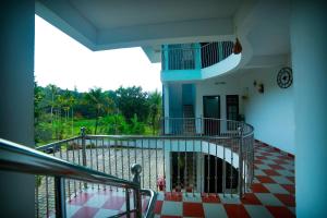 Elle offre une vue sur un bâtiment avec un escalier en colimaçon. dans l'établissement Bethel Service Villa, Mananthavady, Wayanad, à Wayanad