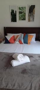 1 cama con 2 toallas plegables encima en VILLA CATANIA, en Búzios
