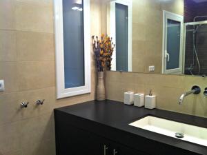 y baño con lavabo y espejo. en NiM Eixample 5, en Barcelona