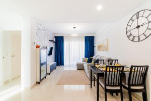 Torre de la HoradadaにあるNew comfortable apartment with 2 bedrooms near the beachのダイニングルーム、リビングルーム(壁に時計付)