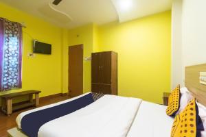 Ein Bett oder Betten in einem Zimmer der Unterkunft SPOT ON Prabir Residency Inn