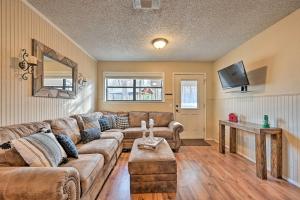 Televiisor ja/või meelelahutuskeskus majutusasutuses Hidden Oaks Broken Bow Vacation Rental, Pets OK!
