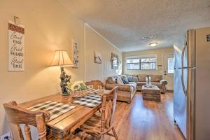 Istumisnurk majutusasutuses Hidden Oaks Broken Bow Vacation Rental, Pets OK!