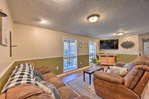 Istumisnurk majutusasutuses Whispering Oaks Broken Bow Cottage Near Hiking!