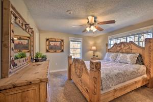 Voodi või voodid majutusasutuse Whispering Oaks Broken Bow Cottage Near Hiking! toas +27 fotot